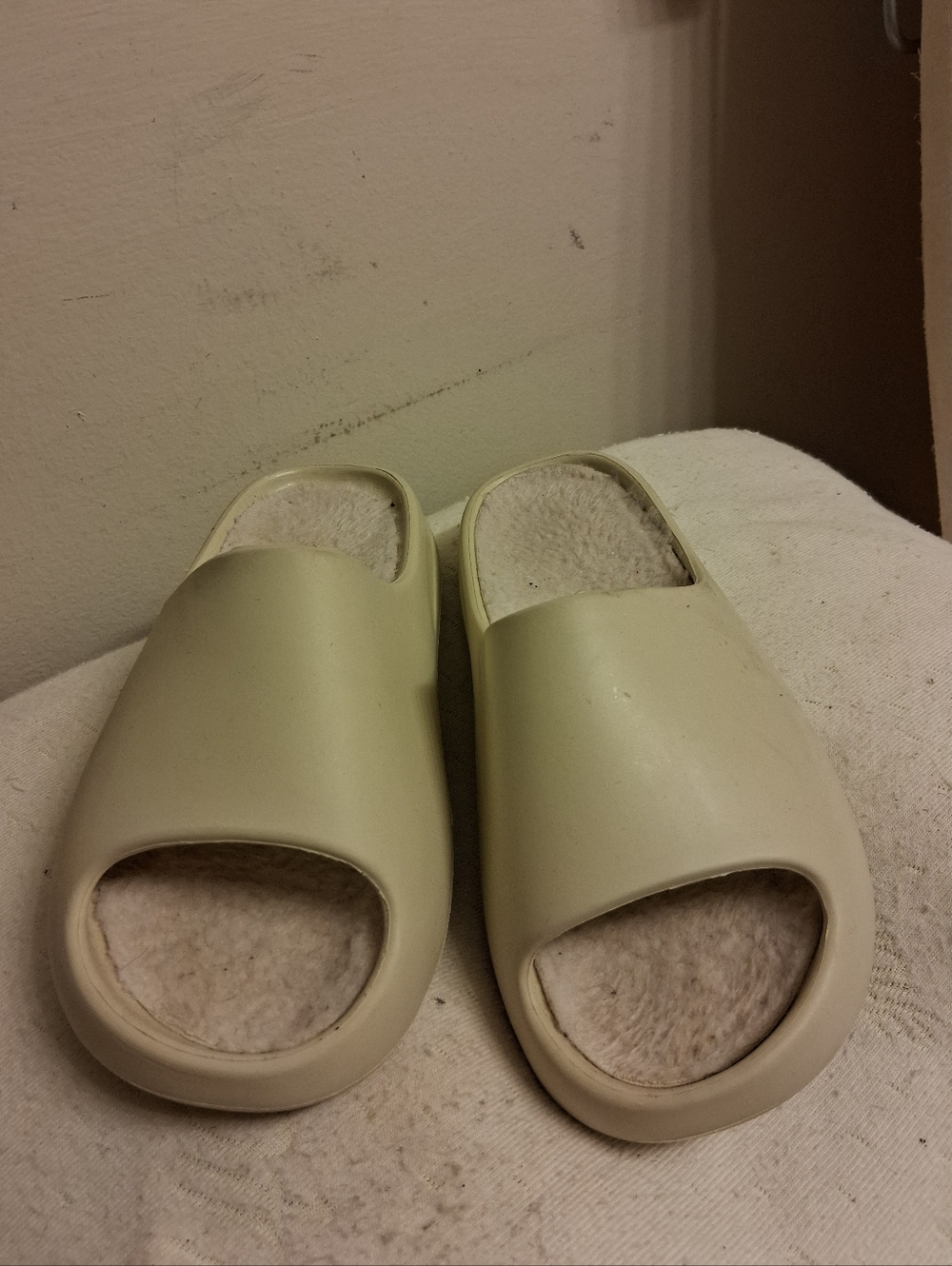 Womens ComfortSlide Plush Lined Slide Like Crocs, Cream Sz 38, about US Size 7.5